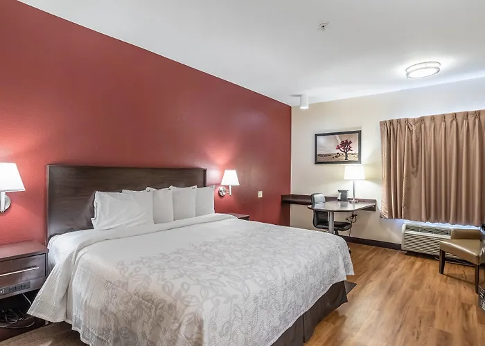 Hotel Red Roof Plus+ - Phoenix Airport 3*