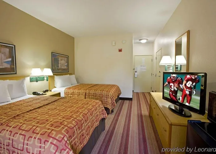Red Roof Plus+ - Phoenix Airport Hotel Tempe